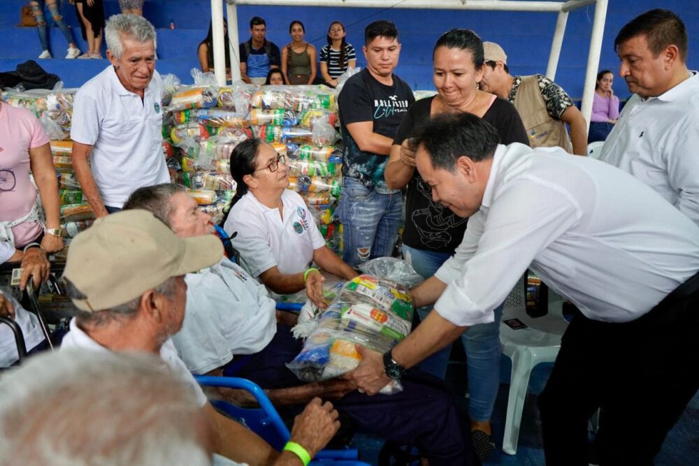 Puede ser una imagen de 12 personas y texto