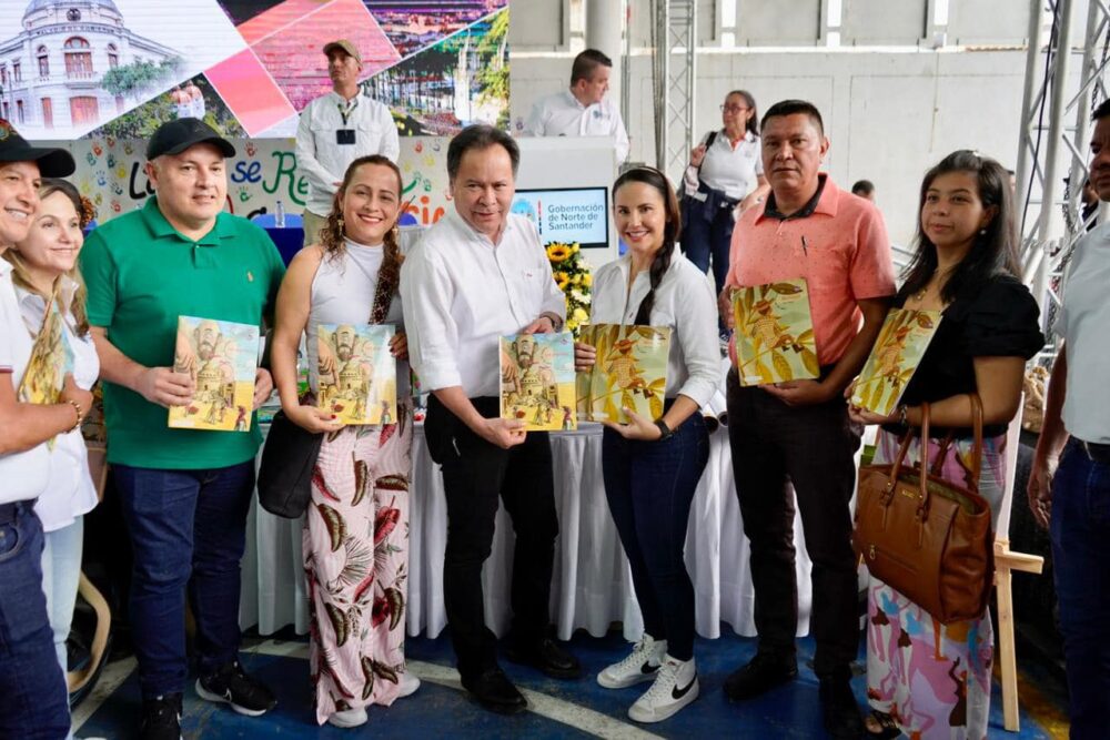 Puede ser una imagen de 10 personas