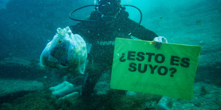 En conmemoración del Día Internacional Libre de Bolsas de Plástico, Greenpeace insta a todos los colombianos a unirse en la lucha contra la contaminación plástica, adoptando alternativas sostenibles y comprendiendo la importancia de la nueva ley de plásticos que entró en vigor el 1 de julio de este año.