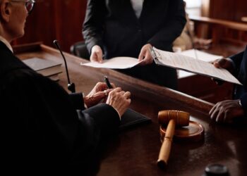 Close-up of accusation and protection sides with juridical documents standing in front of female judge during discussion of case points SSUCv3H4sIAAAAAAAACpxUyW7bMBC9F+g/GDyHAHeR/ZWih+EWC5FFQ6JSBEH+vZQs2pQPOfRGvnmzch4/f/44nZCFuXfo1+lzvZV7PwzLnCfIfRoLTF52fAqjD1OLvE9ckRaAvr0F3+c09TC0oIXsziNcQgHHZRhW+GszojlDXuYwN7X4KcBlzv1G5zXGNY1eFoBWYD4vOYdpzsm9tUQY4PLREinjU2wZPlzT3OfrOeU0H3KsiF/GQ2LwyYZ7lqZ0Bzm8ll4PxdfB/r7dT9WwGYtHMSG0h761sdgNq9At+H953g5/7oW/htGtk/j8aqqewhDgNvC9RiSIVaDA4tBRhoUhFlsrIxYMCPGOqsB9zYxA2CAE15hpa7HwymMQEbCUoKknzsVO3cneMmmDotgzKgpZOgzRlUSMRm5dLHxyJwcpA2UgMZHBlzICweCFxSR6sMRRzr2+k6UIVomocecUx8KSgC2QDhvJNLWWRxrMNpnbONDb37Irl+2l9kHA4vvUvNx7cjBs69BMC/orTHDwu06968fXBkn5vGmkRnJpGfP00T4YGlK6gh3WzYolTaj4Gea50H3F2/0qikyXJs+Y8vZue1TkywKu1zIZwRmXTGmphWFin+kurnNf4mzl1AKX65DAhzXpfcmOsqPKaCIlJ1VFrQKrTT1sT2KsFNa433VZbeJhqxLdbabTjV+rv5XQKcKMudmrWlYxXPpSwrGnQ1zFCG9yPv8CO4fy7uWbmRSC7L7vWzElmtG0n8pm76jh5Nv+KBdk7+/wVRZO79vfpvaHYByh1DkMM+OUECLYQyrPjSKlmaFlXcSD0vaJmBGio10T4qlNxHinNeElyJ3StokidT6aYHBwukg5cIu1pwpH7oRl1nRcPjwPA0CqI7JTWnSbevfW+/VZEV9fnnCFwdjym4jykZhIivppFCwEAYaH4vX1DwAA//8DAL92mYjjBgAA
