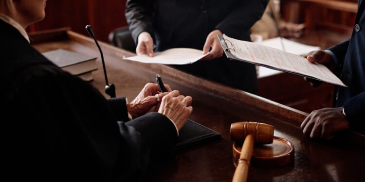 Close-up of accusation and protection sides with juridical documents standing in front of female judge during discussion of case points SSUCv3H4sIAAAAAAAACpxUyW7bMBC9F+g/GDyHAHeR/ZWih+EWC5FFQ6JSBEH+vZQs2pQPOfRGvnmzch4/f/44nZCFuXfo1+lzvZV7PwzLnCfIfRoLTF52fAqjD1OLvE9ckRaAvr0F3+c09TC0oIXsziNcQgHHZRhW+GszojlDXuYwN7X4KcBlzv1G5zXGNY1eFoBWYD4vOYdpzsm9tUQY4PLREinjU2wZPlzT3OfrOeU0H3KsiF/GQ2LwyYZ7lqZ0Bzm8ll4PxdfB/r7dT9WwGYtHMSG0h761sdgNq9At+H953g5/7oW/htGtk/j8aqqewhDgNvC9RiSIVaDA4tBRhoUhFlsrIxYMCPGOqsB9zYxA2CAE15hpa7HwymMQEbCUoKknzsVO3cneMmmDotgzKgpZOgzRlUSMRm5dLHxyJwcpA2UgMZHBlzICweCFxSR6sMRRzr2+k6UIVomocecUx8KSgC2QDhvJNLWWRxrMNpnbONDb37Irl+2l9kHA4vvUvNx7cjBs69BMC/orTHDwu06968fXBkn5vGmkRnJpGfP00T4YGlK6gh3WzYolTaj4Gea50H3F2/0qikyXJs+Y8vZue1TkywKu1zIZwRmXTGmphWFin+kurnNf4mzl1AKX65DAhzXpfcmOsqPKaCIlJ1VFrQKrTT1sT2KsFNa433VZbeJhqxLdbabTjV+rv5XQKcKMudmrWlYxXPpSwrGnQ1zFCG9yPv8CO4fy7uWbmRSC7L7vWzElmtG0n8pm76jh5Nv+KBdk7+/wVRZO79vfpvaHYByh1DkMM+OUECLYQyrPjSKlmaFlXcSD0vaJmBGio10T4qlNxHinNeElyJ3StokidT6aYHBwukg5cIu1pwpH7oRl1nRcPjwPA0CqI7JTWnSbevfW+/VZEV9fnnCFwdjym4jykZhIivppFCwEAYaH4vX1DwAA//8DAL92mYjjBgAA