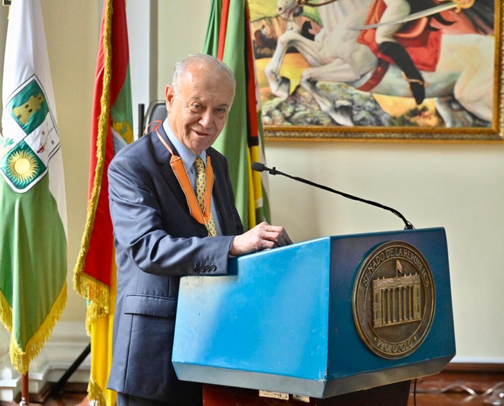 Colsubsidio recibe condecoración 