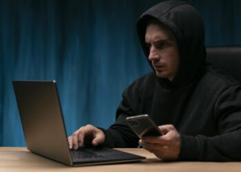 hombre preocupado con dispositivos de tiro medio (1)