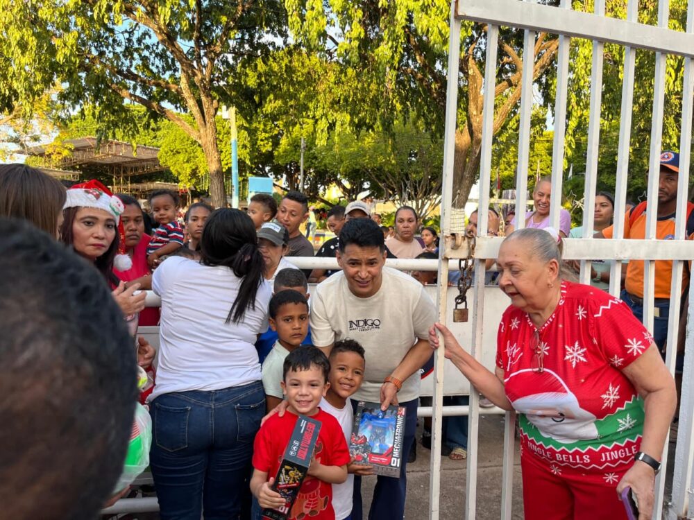 jorge celedón entrega de regalos 1