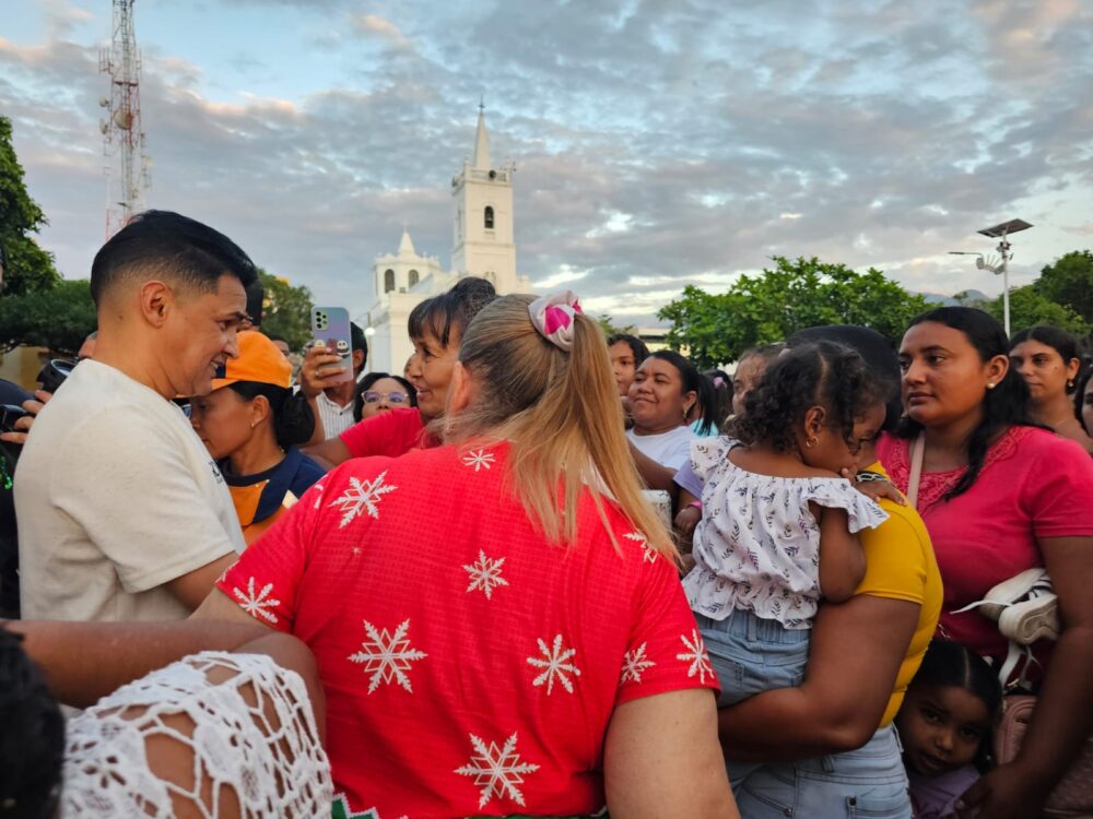 jorge celedón entrega de regalos 4