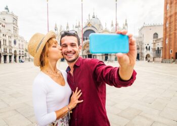 beatiful,young,couple,having,fun,while,visiting,venice, ,tourists