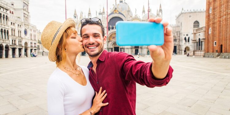 beatiful,young,couple,having,fun,while,visiting,venice, ,tourists