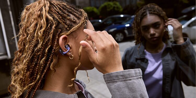 jbl soundgear clips lifestyle03 purple