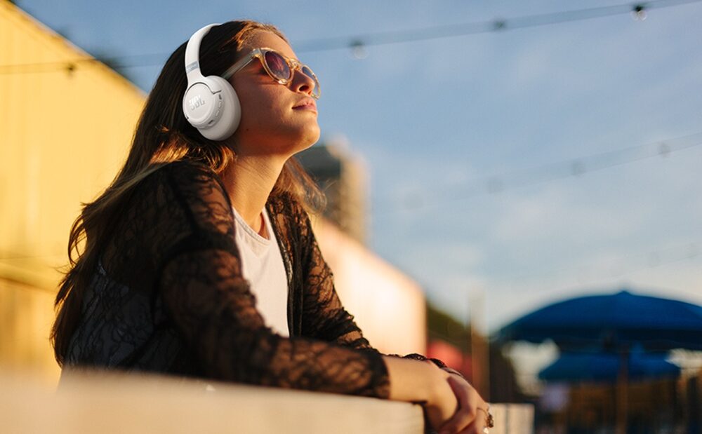 jbl tune 780nc lifestyle01 white