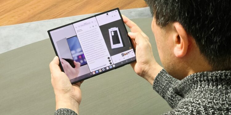 samsung mobile galaxy z trifold yasuhiro yamane interview dl6 (1)