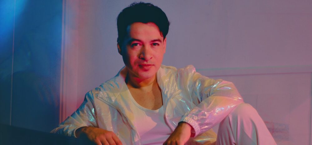 alejandro londoño transforma el pop latino con una identidad sonora retro y contemporánea