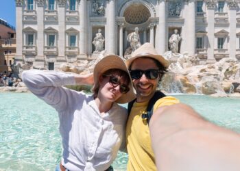 tourist,couple,on,travel,taking,selfie,photo,by,trevi,fountain