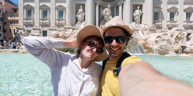 tourist,couple,on,travel,taking,selfie,photo,by,trevi,fountain