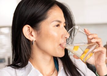 mujer bebendo agua