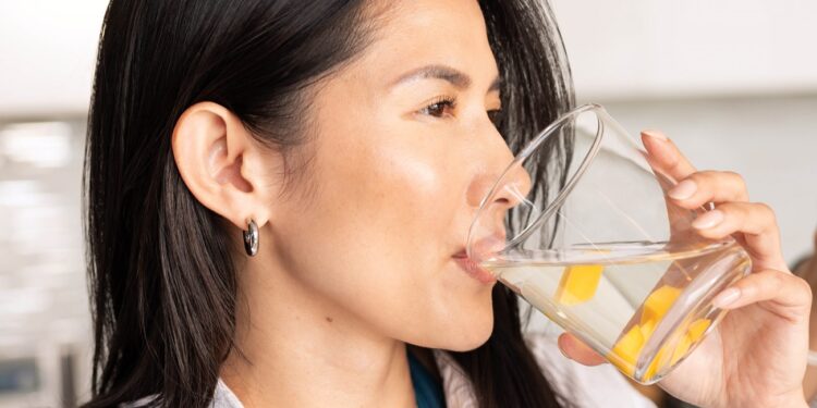 mujer bebendo agua
